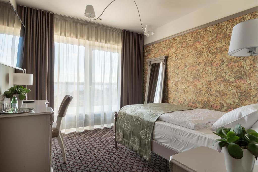 Hotel Sinchronas Telsiai Bagian luar foto