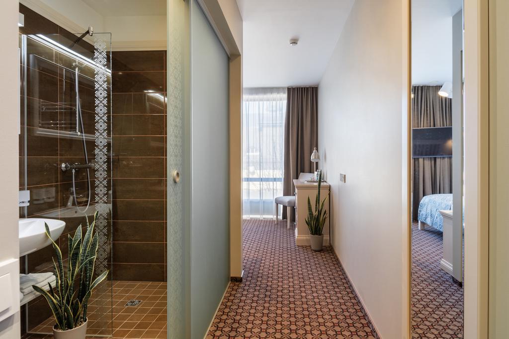 Hotel Sinchronas Telsiai Bagian luar foto
