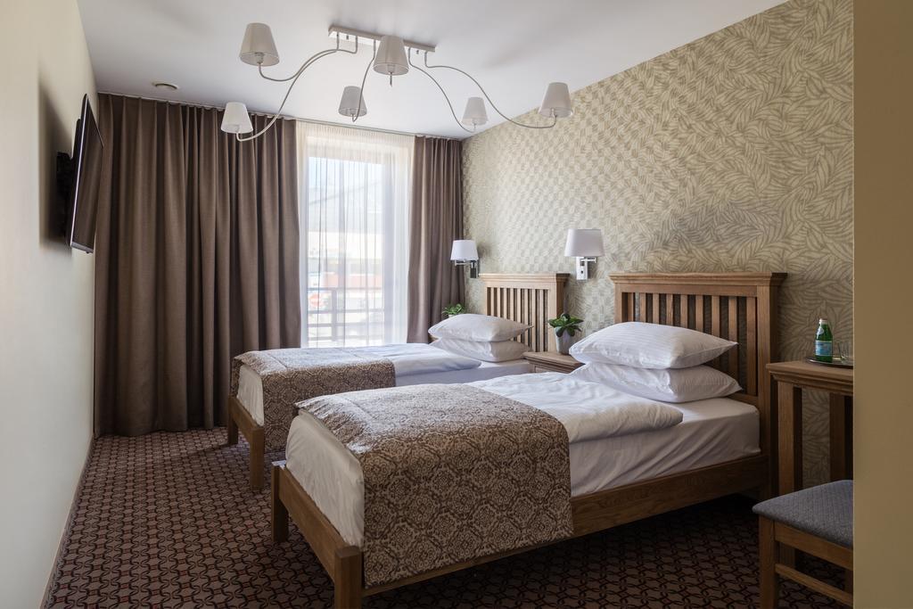 Hotel Sinchronas Telsiai Bagian luar foto
